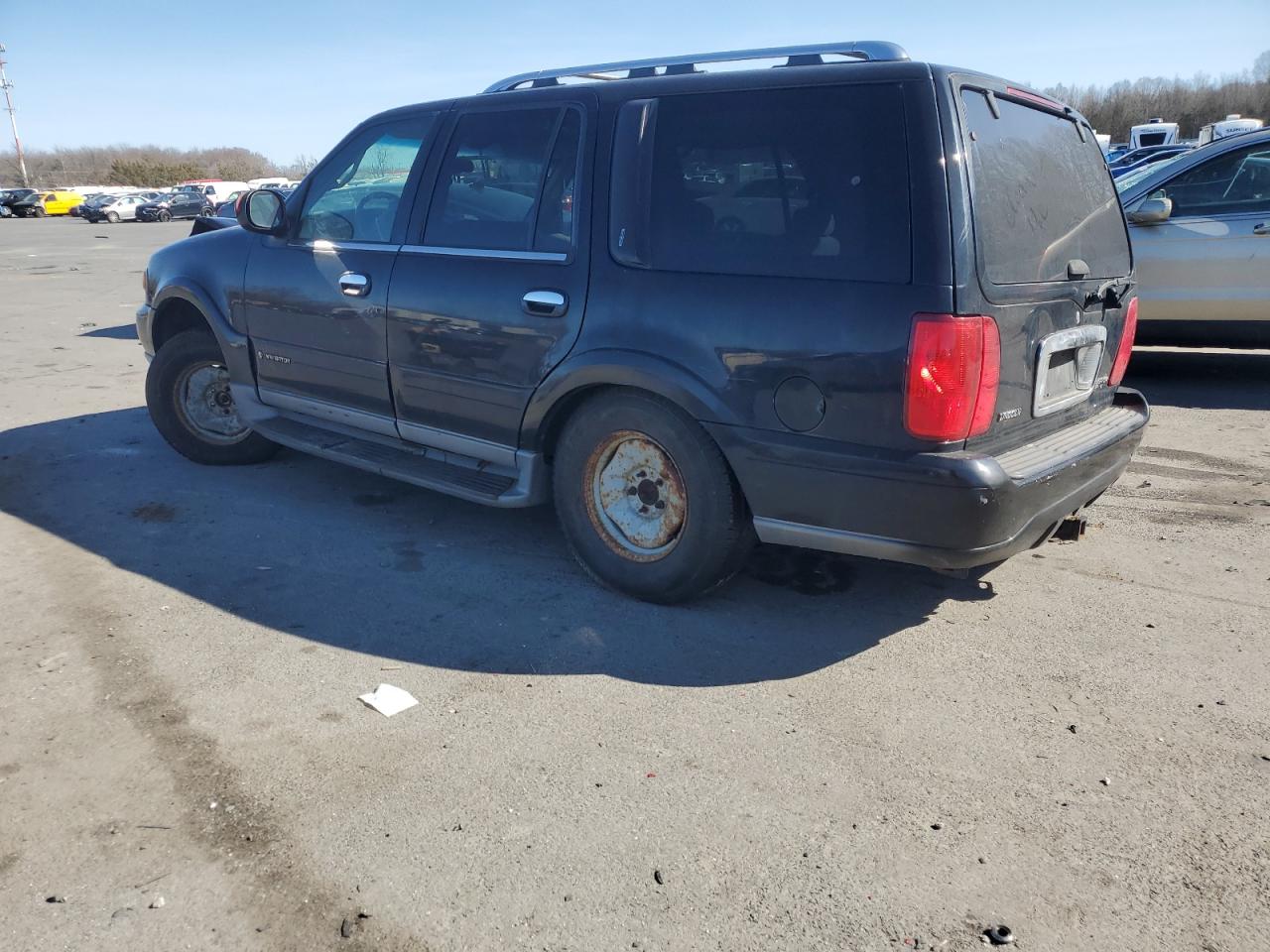 2001 Lincoln Navigator - Image 2