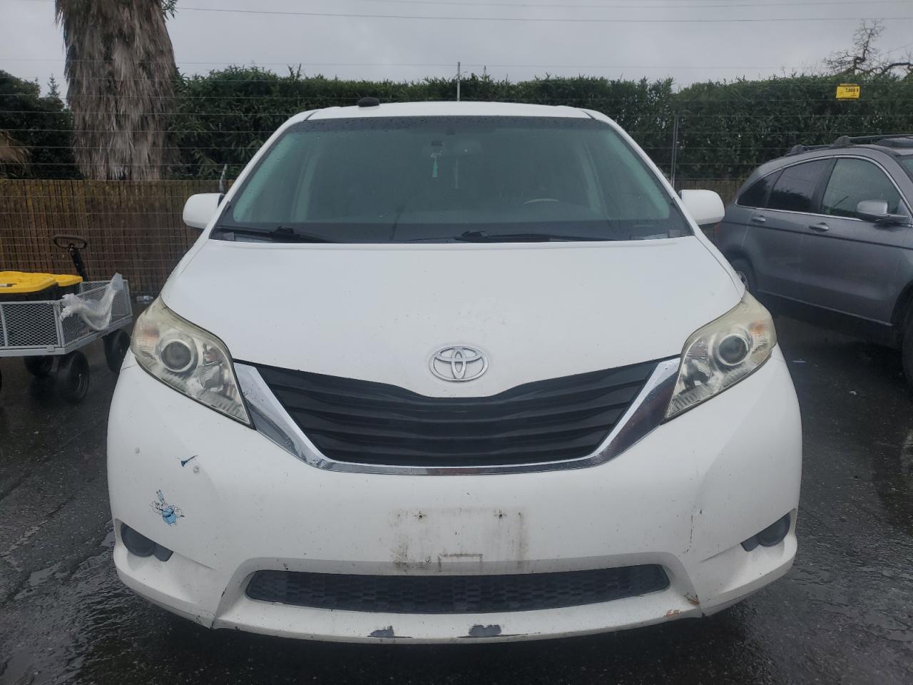 2014 Toyota Sienna - Image 5