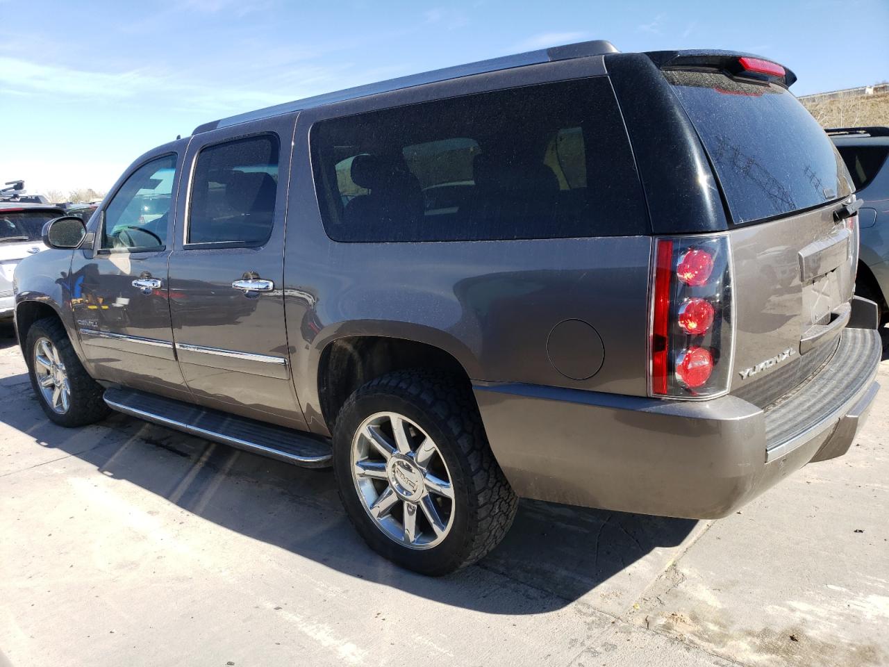 2013 GMC Yukon - Image 2
