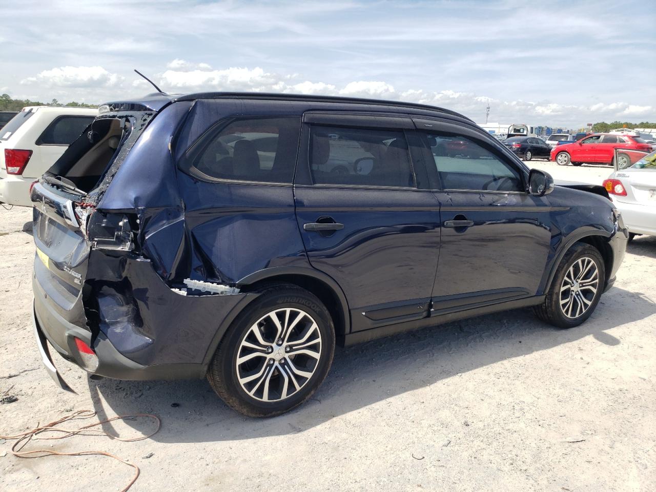 2016 Mitsubishi Outlander - Image 3
