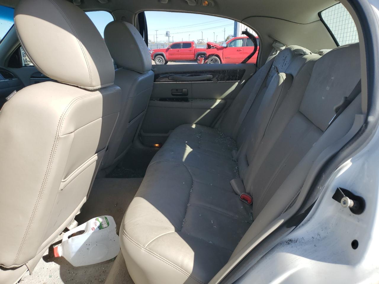 2011 Lincoln Town Car - Image 10