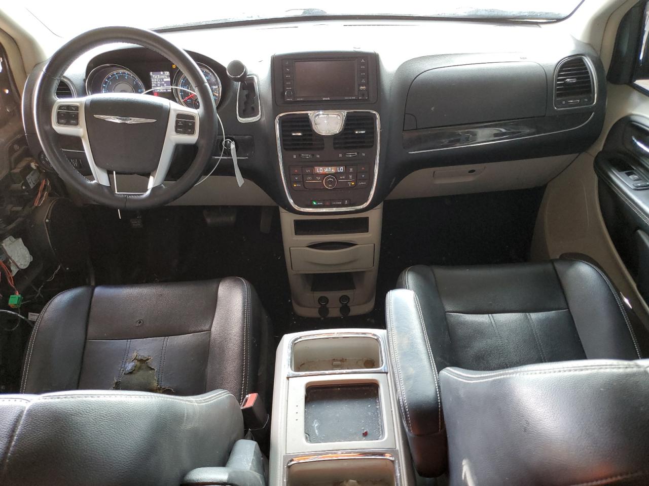 2014 Chrysler Town & Country - Image 8