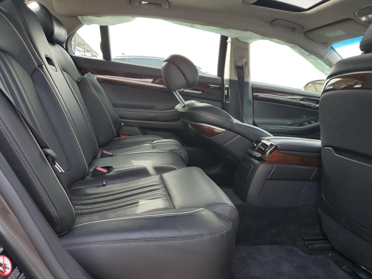 2018 Genesis G90 - Image 10