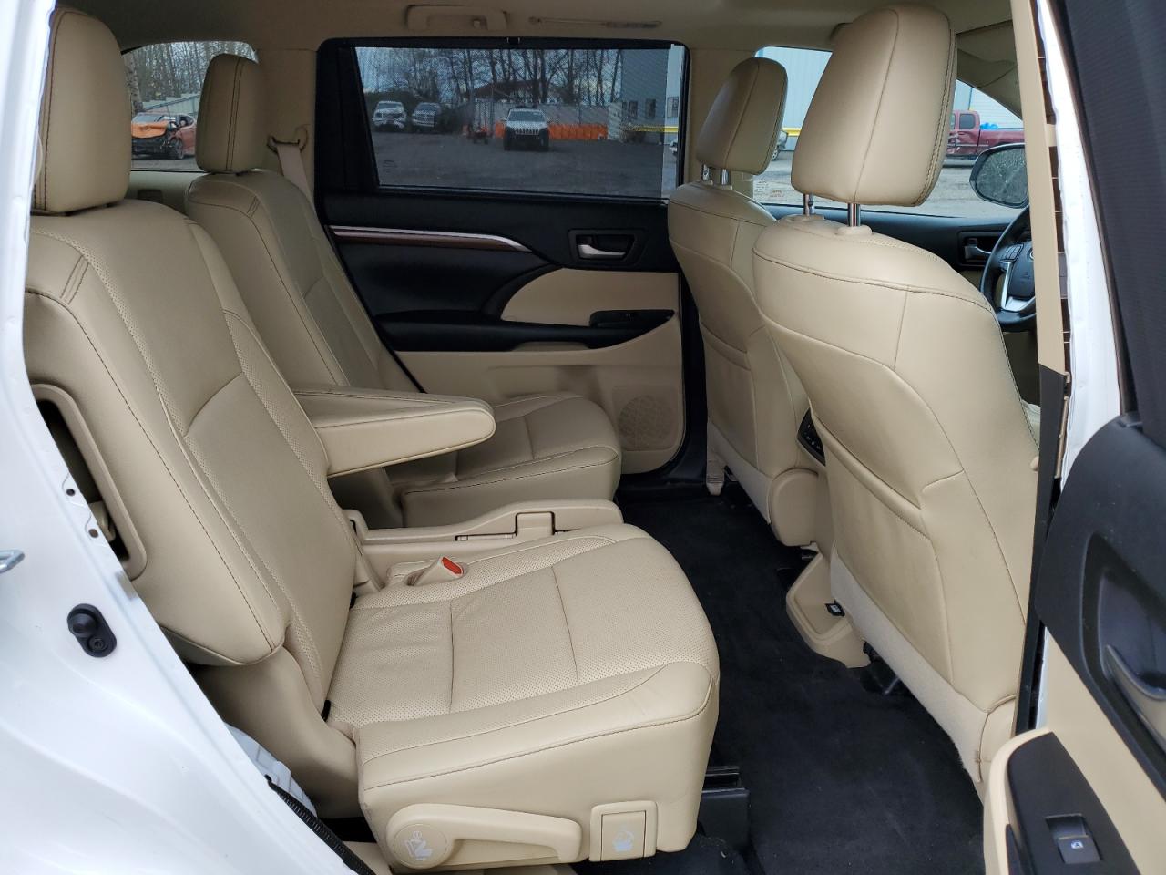 2019 Toyota Highlander - Image 11