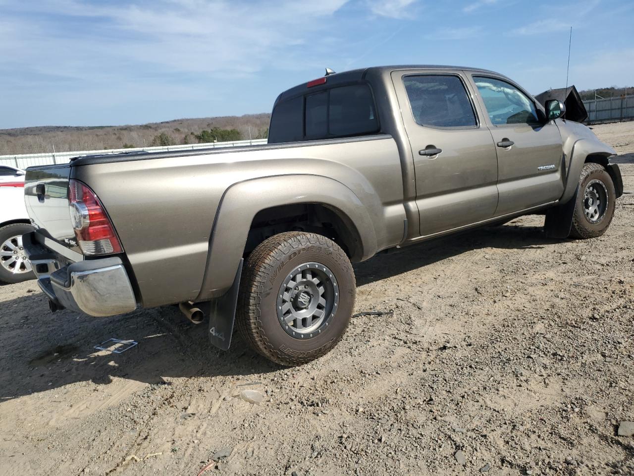 2015 Toyota Tacoma - Image 3