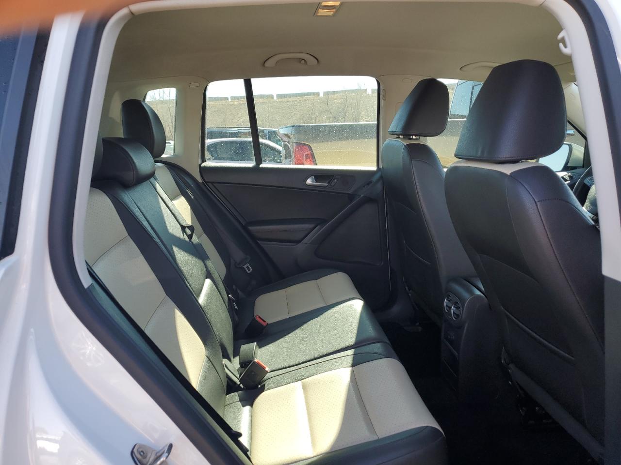 2017 Volkswagen Tiguan - Image 11