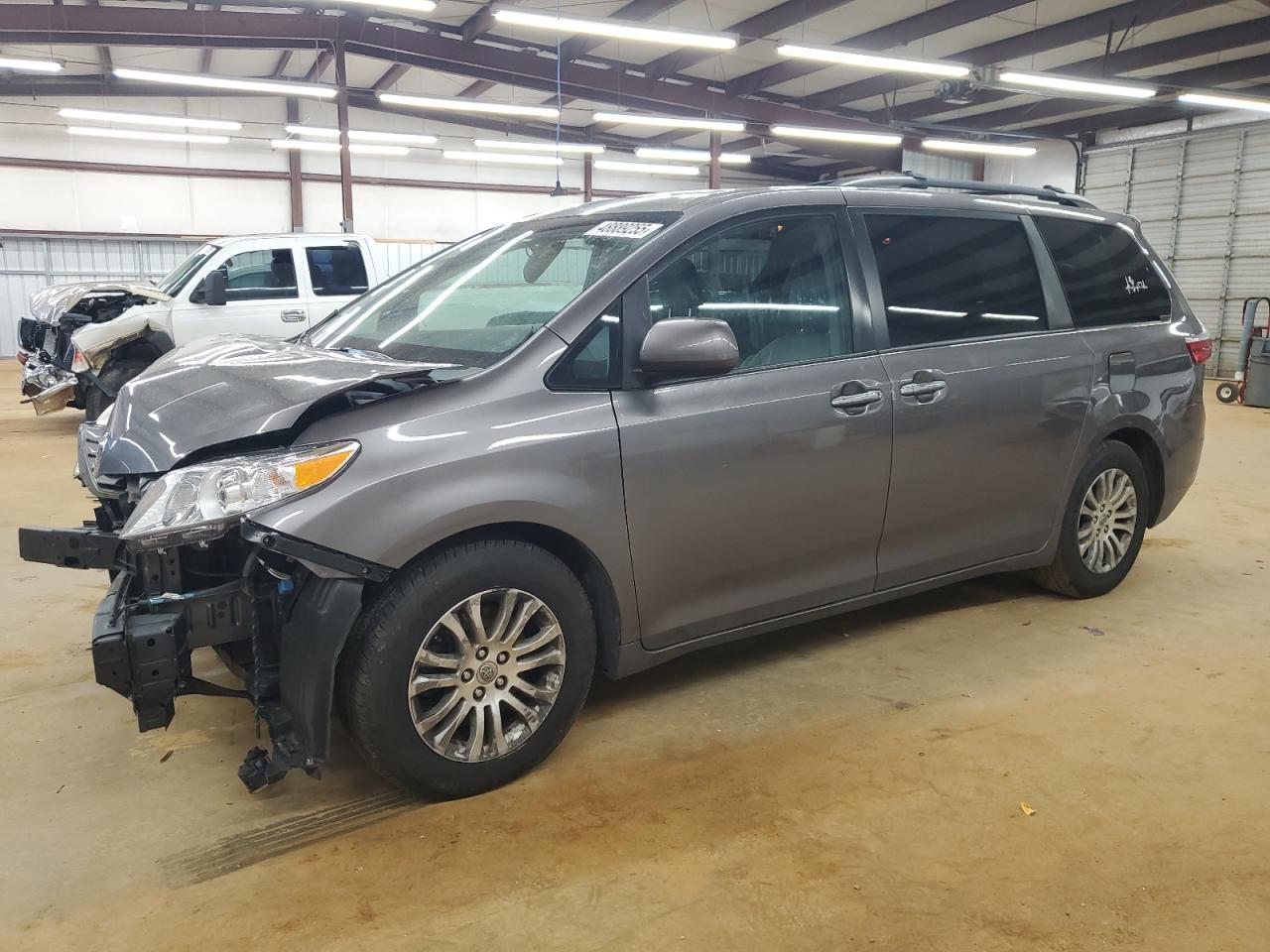 2015 Toyota Sienna - Image 1