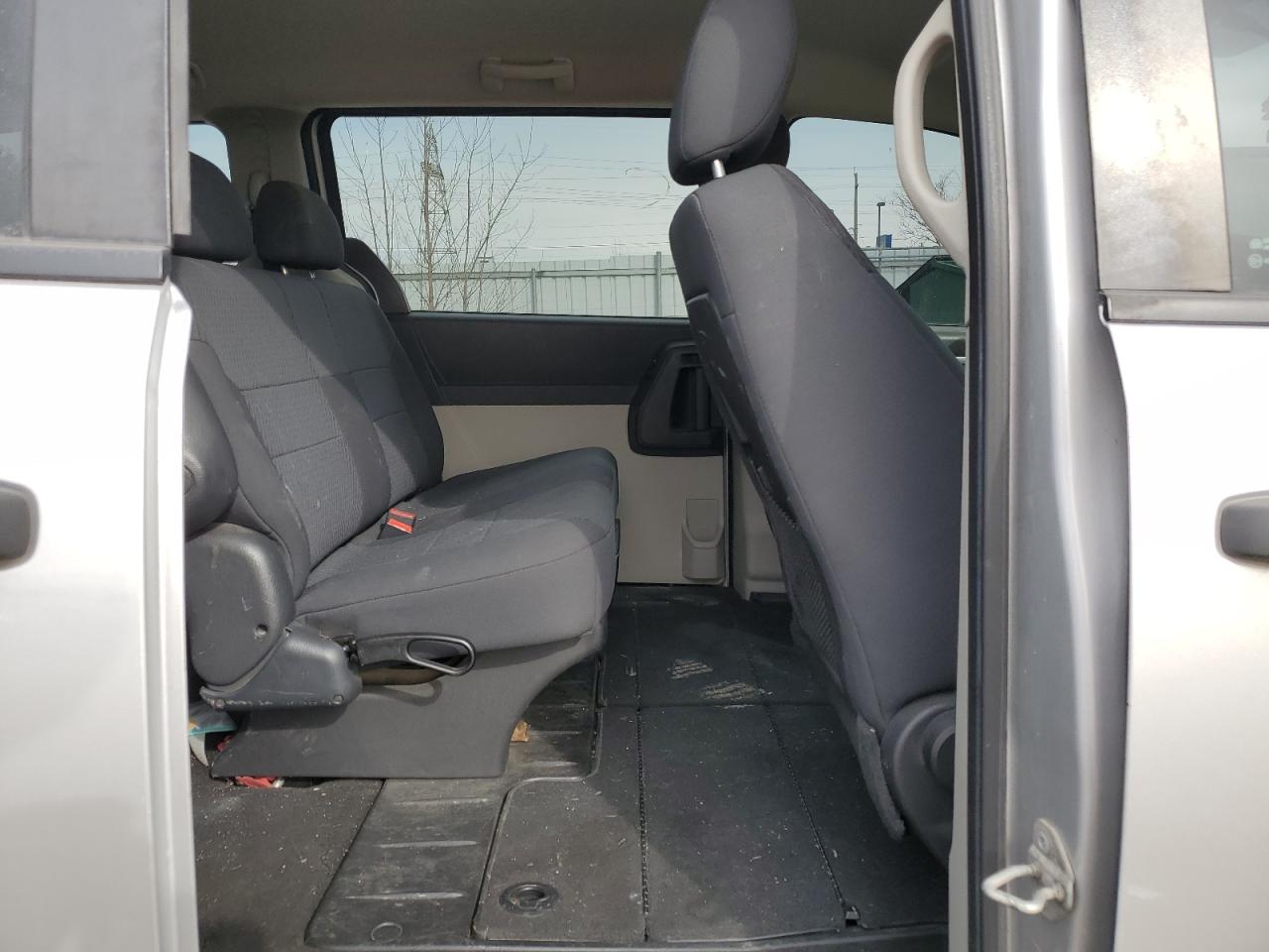 2010 Dodge Caravan - Image 11