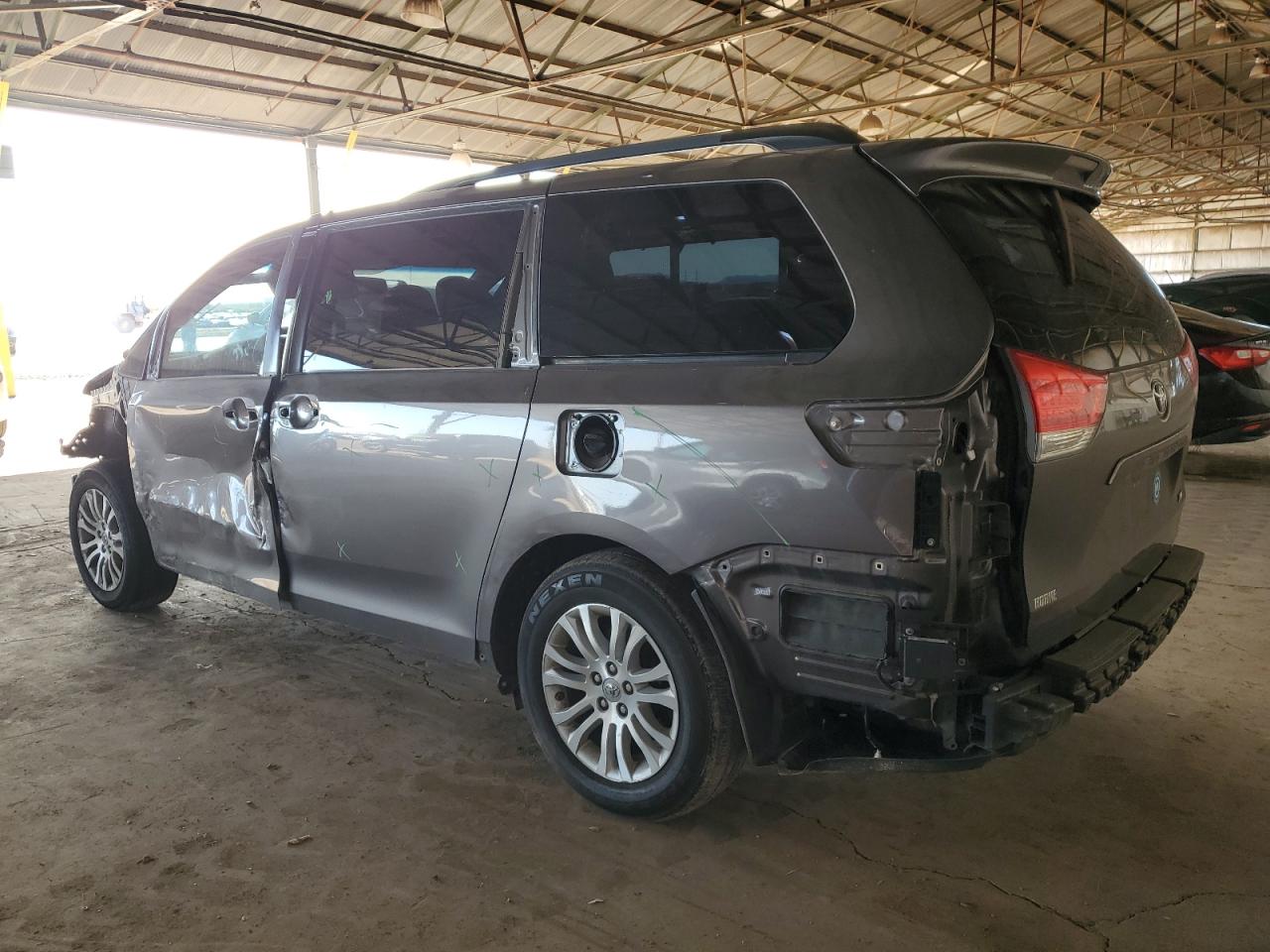 2014 Toyota Sienna - Image 2