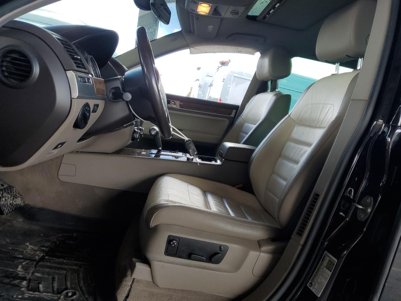 2010 Volkswagen Touareg - Image 7