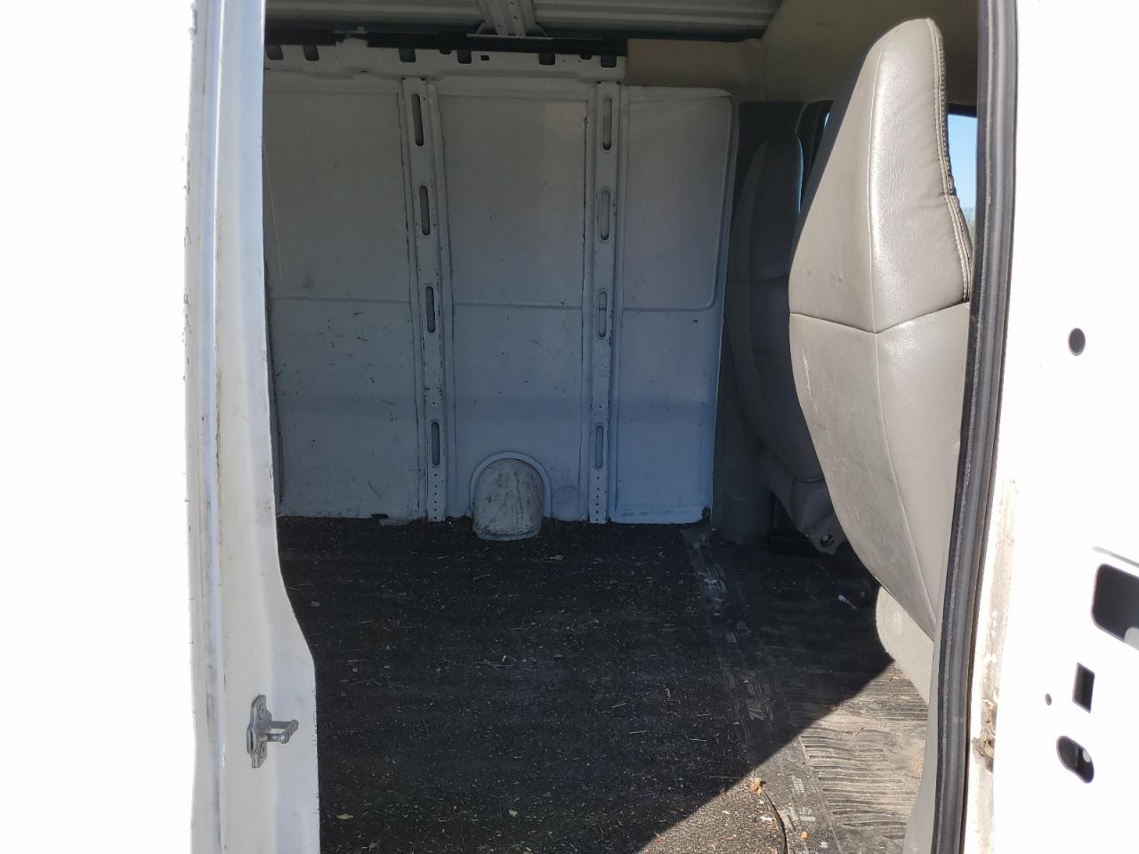 2007 Chevrolet Express - Image 10