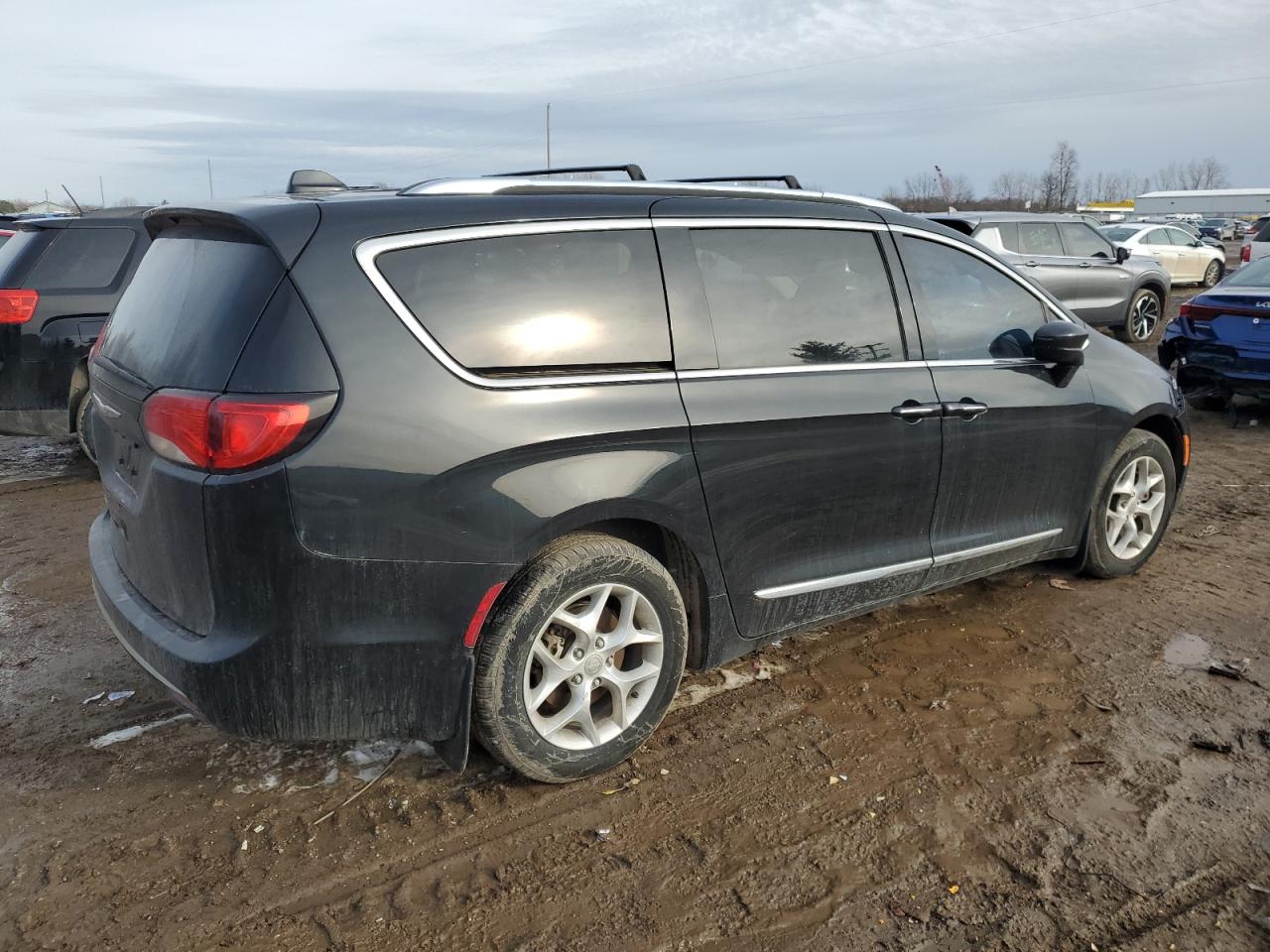 2017 Chrysler Pacifica - Image 3