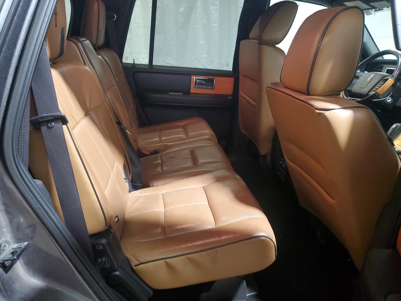 2014 Lincoln Navigator - Image 11