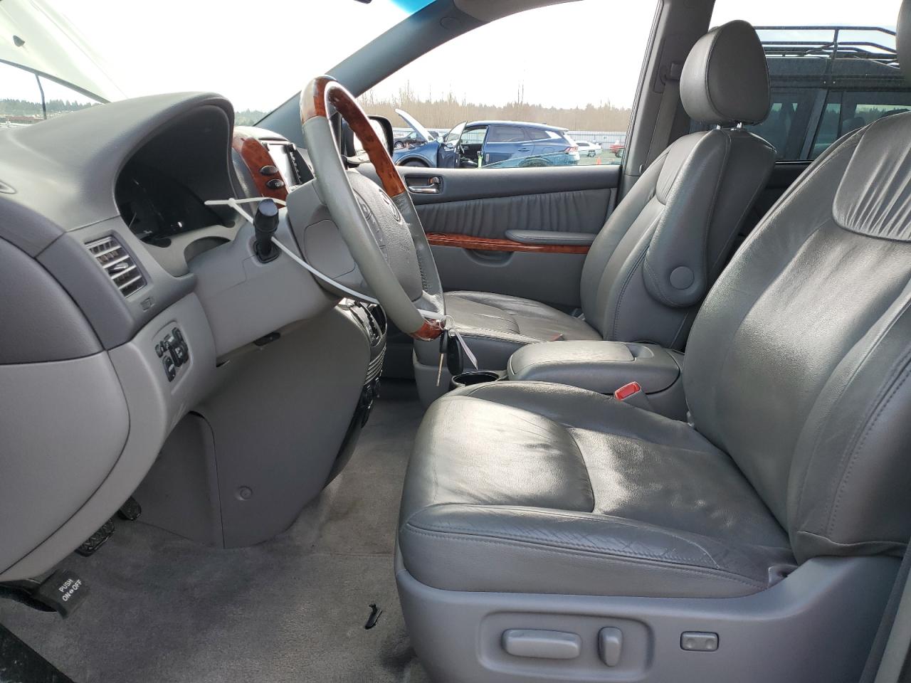 2010 Toyota Sienna - Image 7