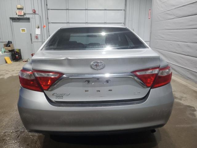 Sedans TOYOTA CAMRY 2016 Srebrny