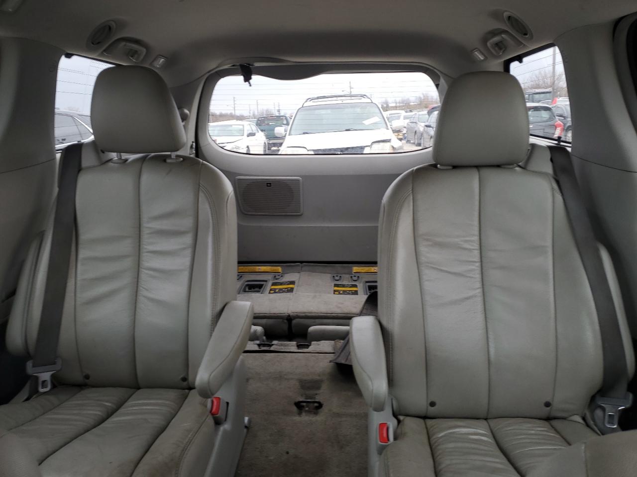 2014 Toyota Sienna - Image 10