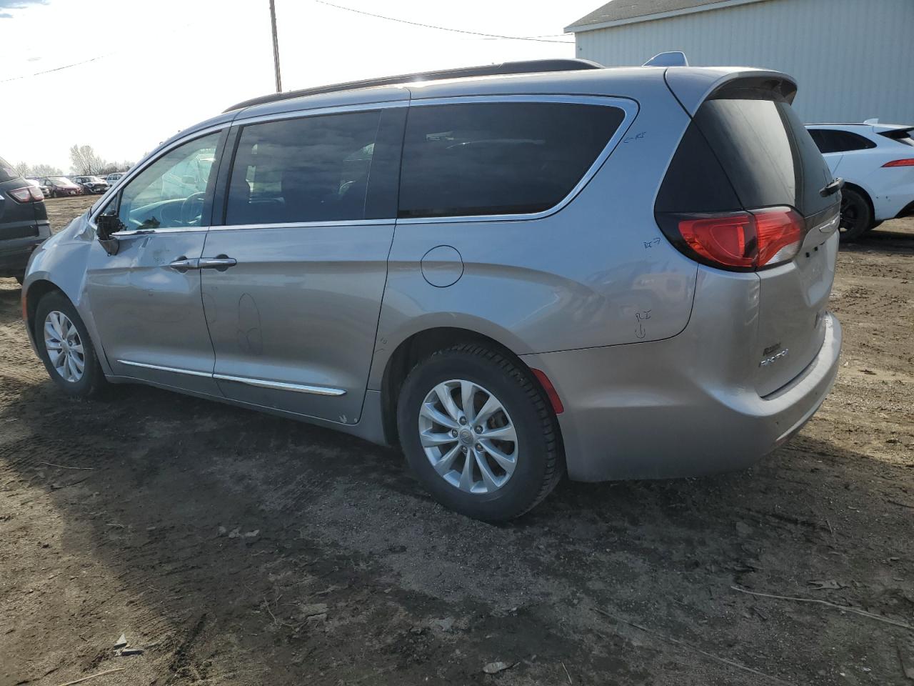 2017 Chrysler Pacifica - Image 2