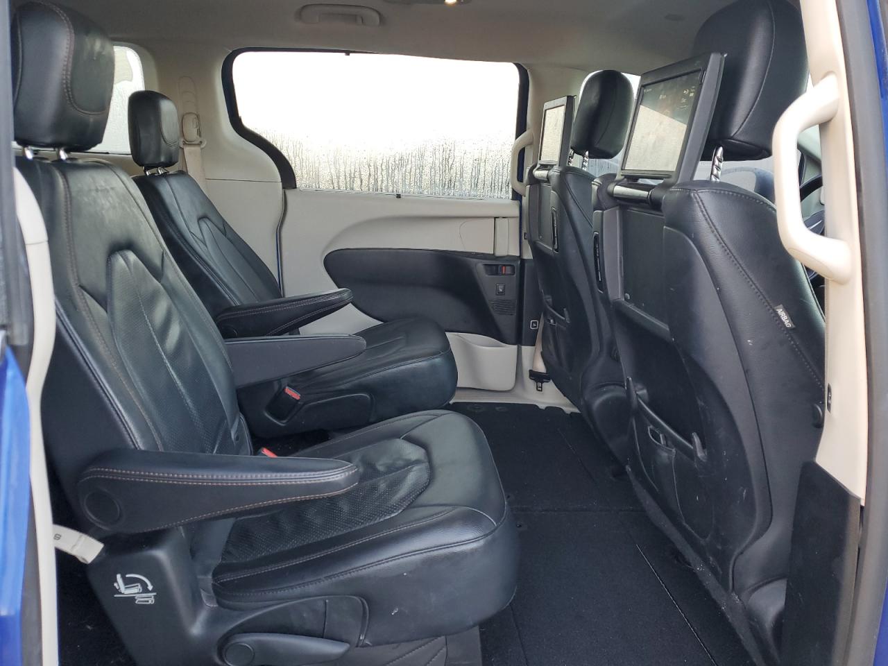 2019 Chrysler Pacifica - Image 11