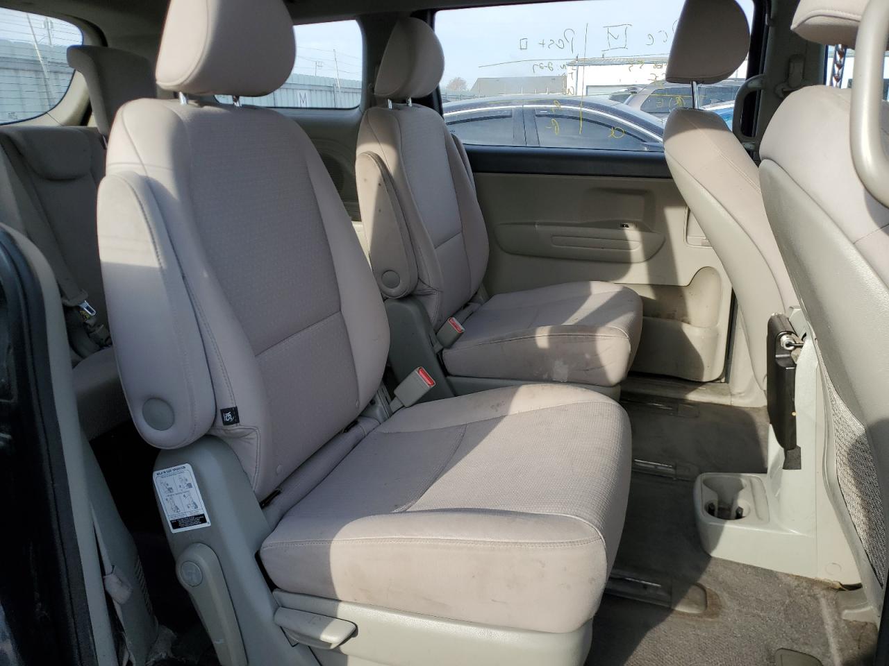 2016 Kia Sedona - Image 11
