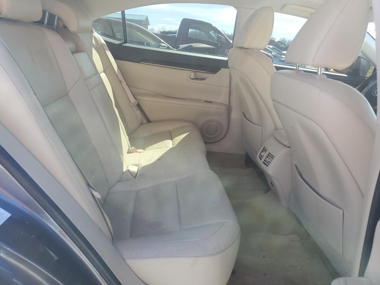 2014 Lexus ES - Image 10