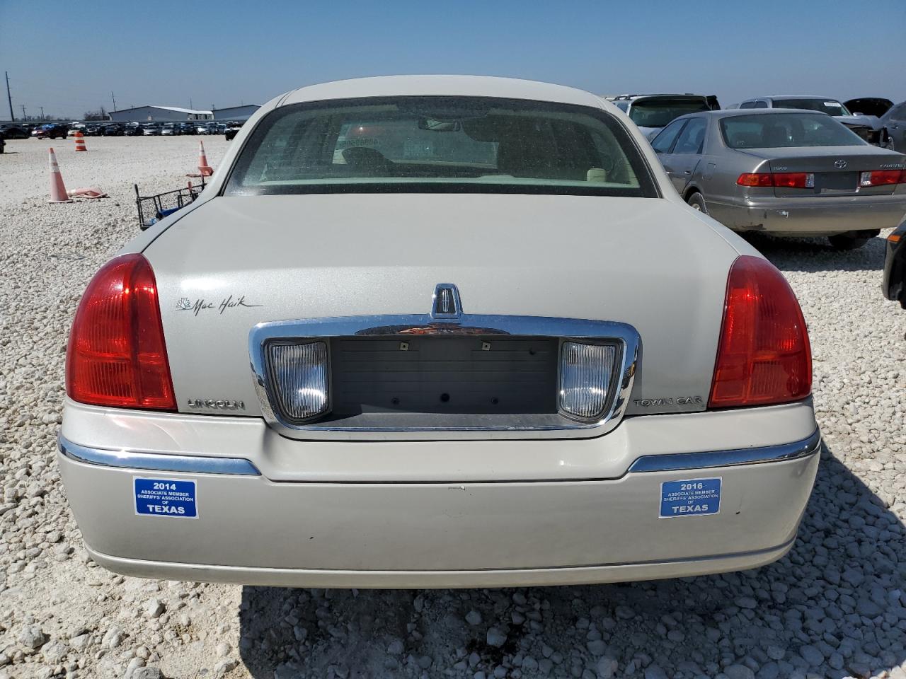 2007 Lincoln Town Car - Image 6