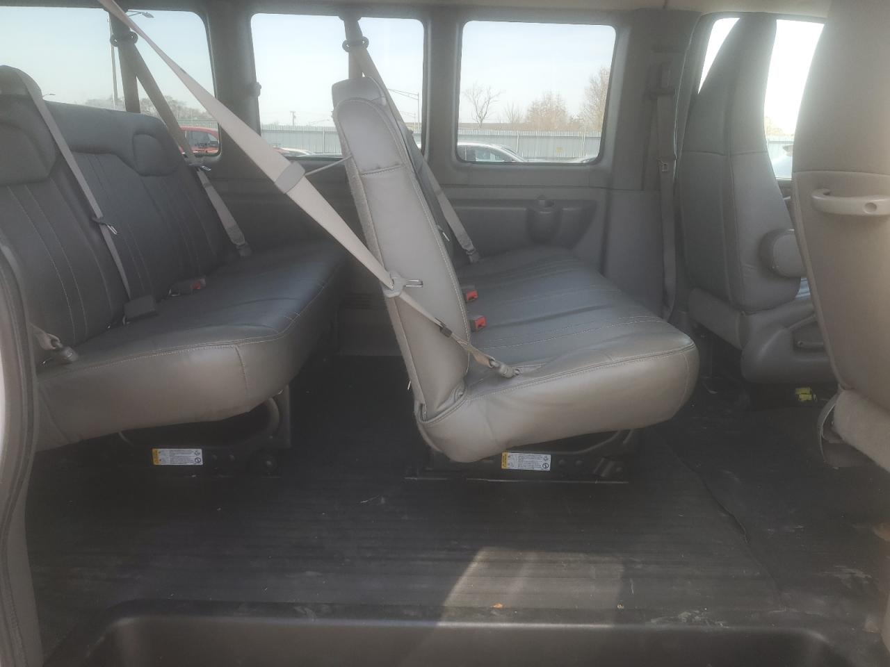 2016 GMC Savana - Image 11