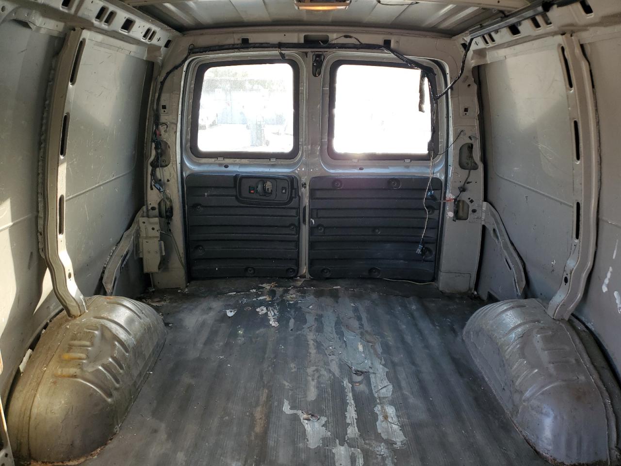2009 GMC Savana - Image 10
