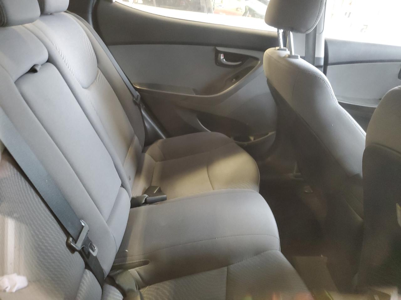 2016 Hyundai Elantra - Image 10