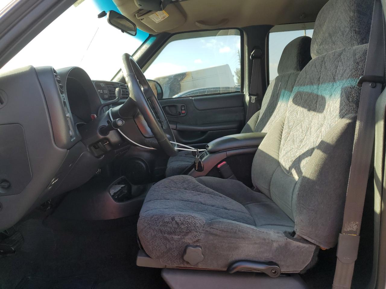 2001 Chevrolet S-10 Pickup - Image 7