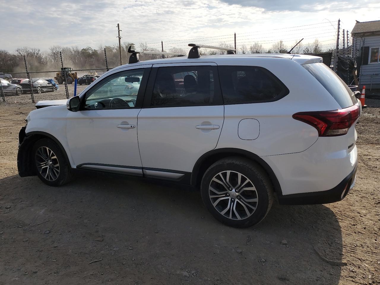 2016 Mitsubishi Outlander - Image 2