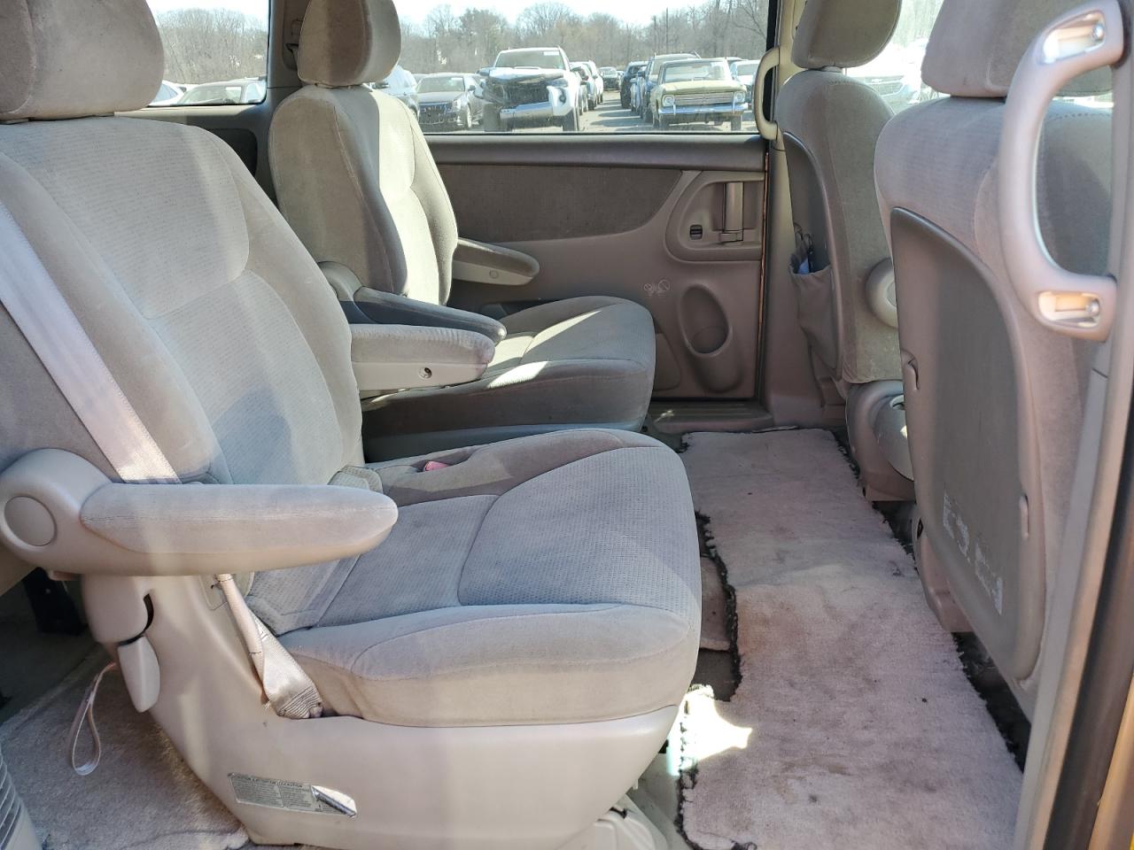 2004 Toyota Sienna - Image 11
