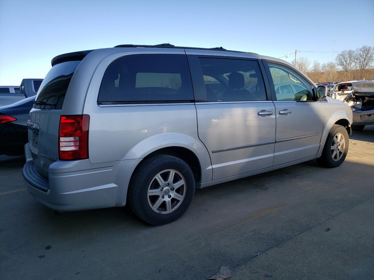 2010 Chrysler Town & Country - Image 3