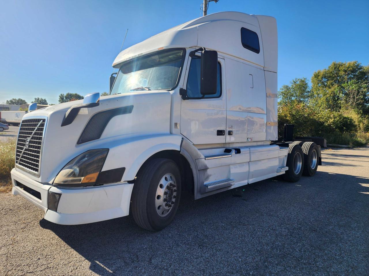 VIN: 4V4NC9EH9CN540815 Auction: COPART Lot: 48098855 Location: KY - LOUISVILLE VIN: 4V4NC9EH9CN540815 VOLVO VN 2012 WHITE Photo 2