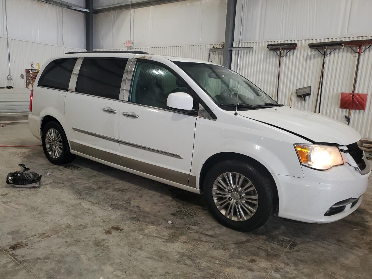 2016 Chrysler Town & Country - Image 4