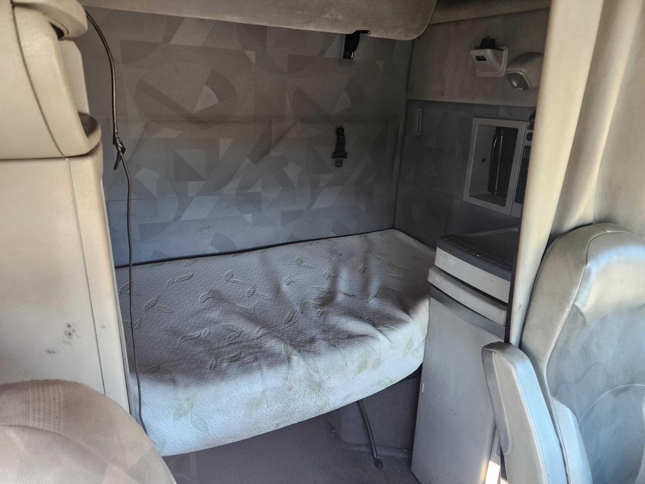 VIN: 4V4NC9EH9CN540815 Auction: COPART Lot: 48098855 Location: KY - LOUISVILLE VIN: 4V4NC9EH9CN540815 VOLVO VN 2012 WHITE Photo 6
