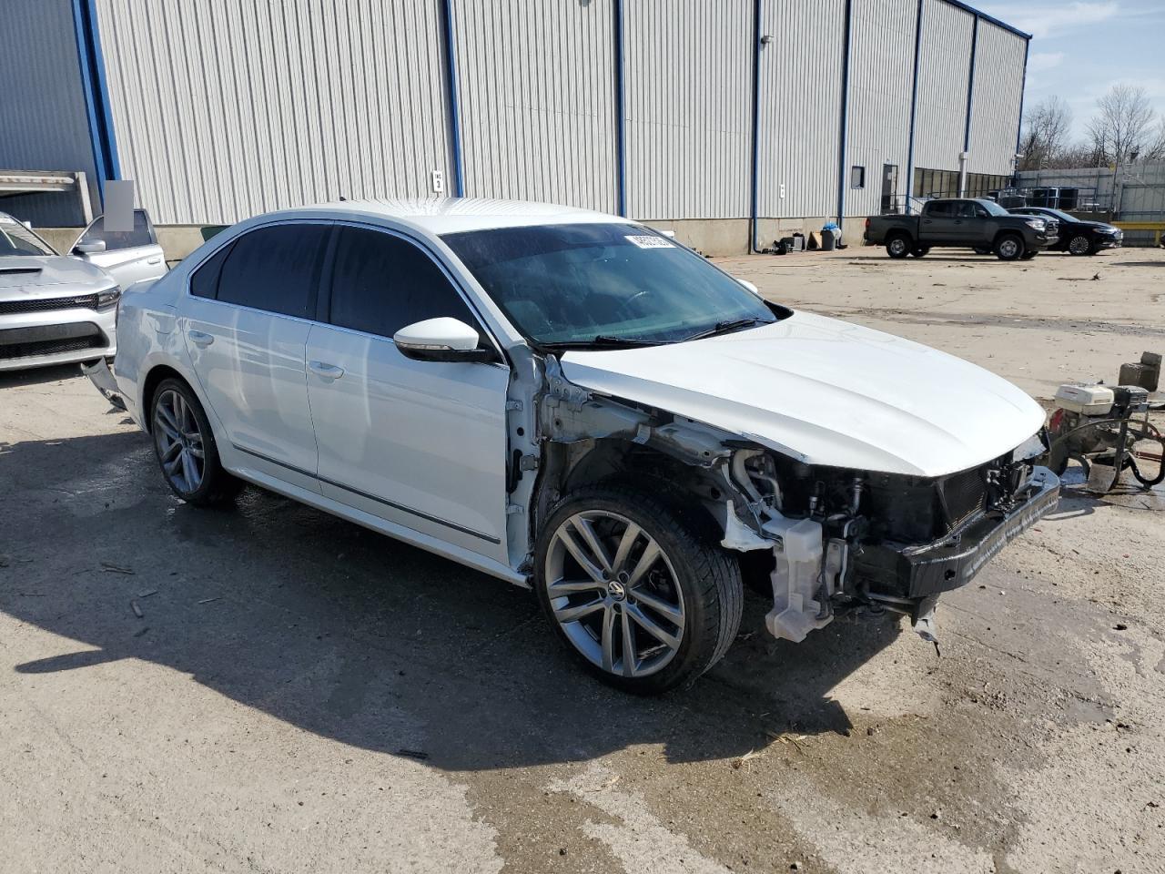 2017 Volkswagen Passat - Image 4