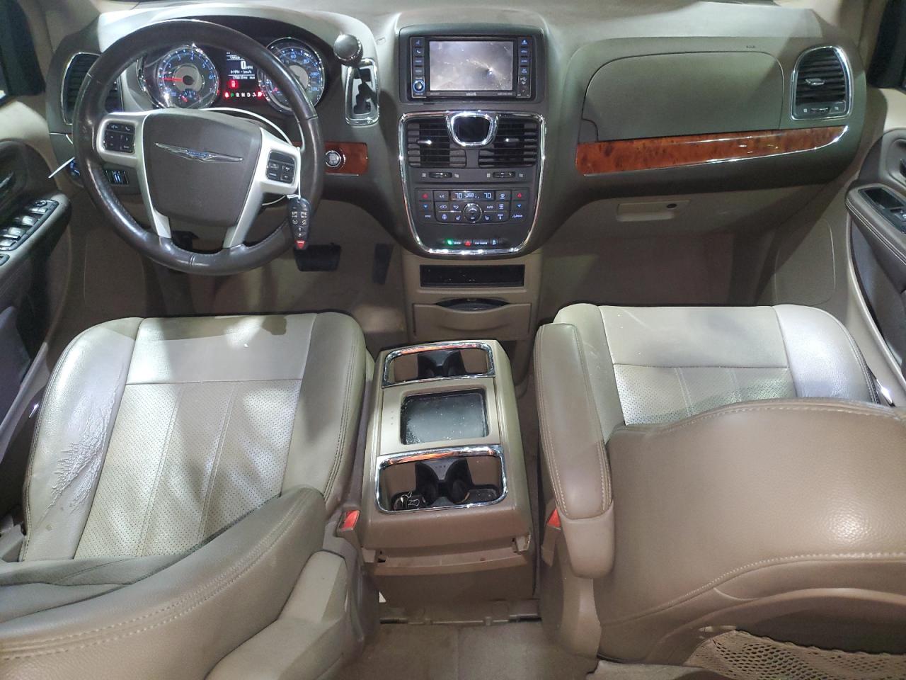 2015 Chrysler Town & Country - Image 8