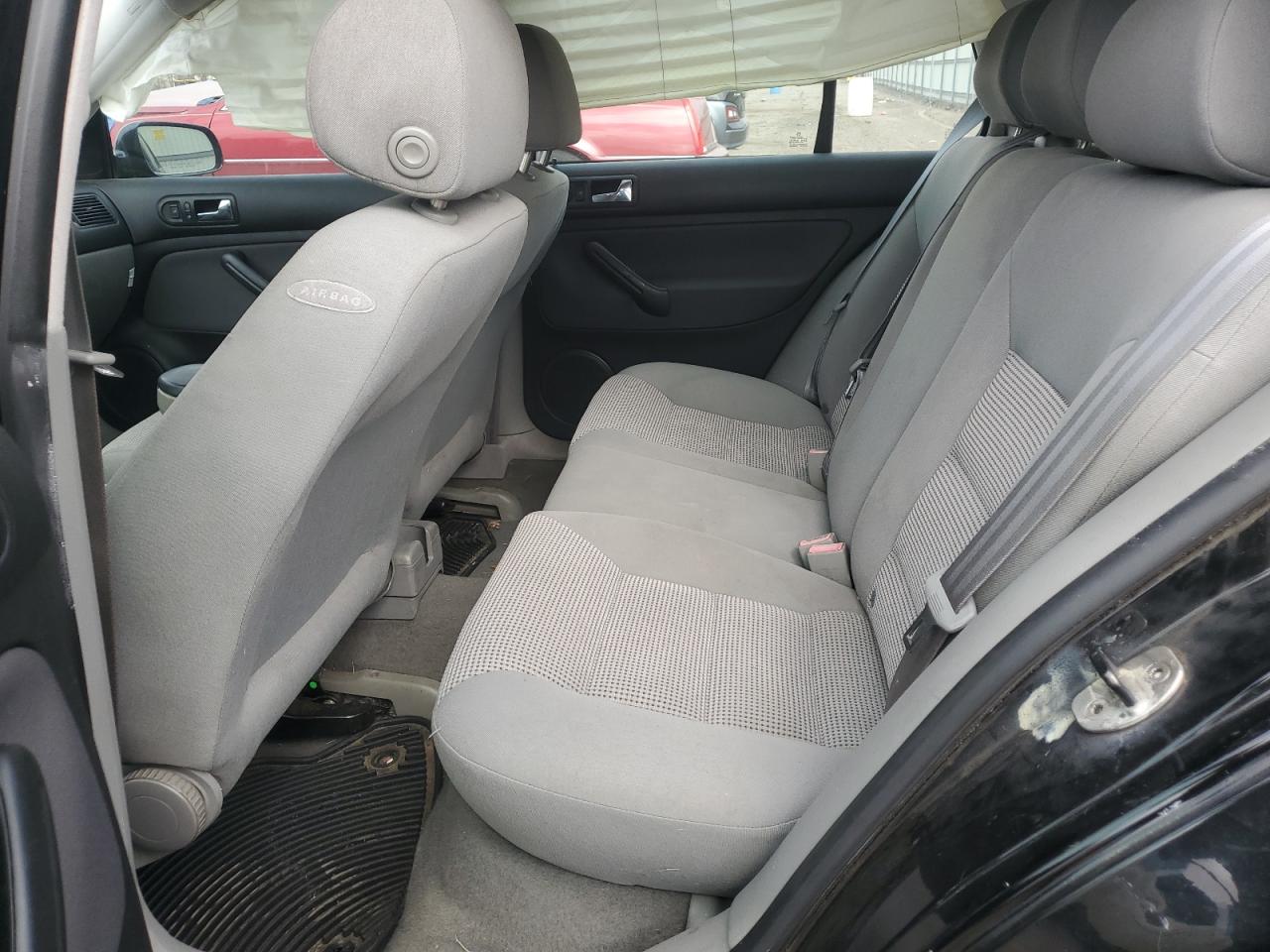 2003 Volkswagen Golf - Image 10