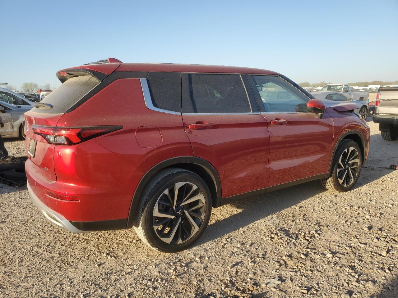 2024 Mitsubishi Outlander - Image 3