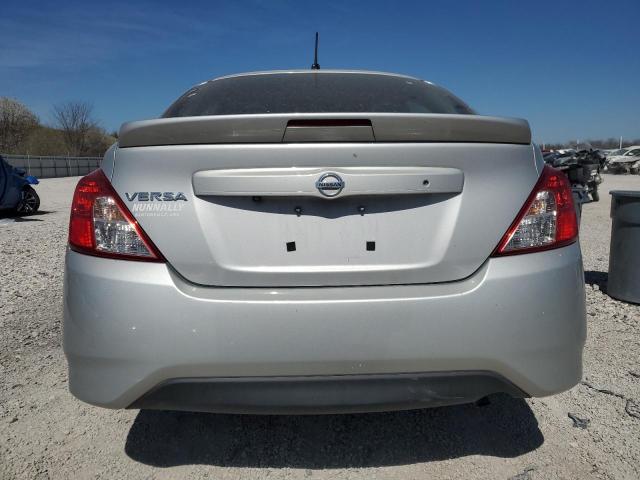 NISSAN VERSA 2019 Серебристый