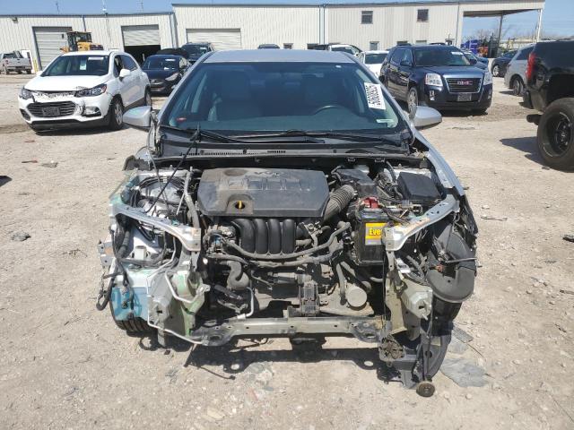 Sedans TOYOTA COROLLA 2015 Srebrny
