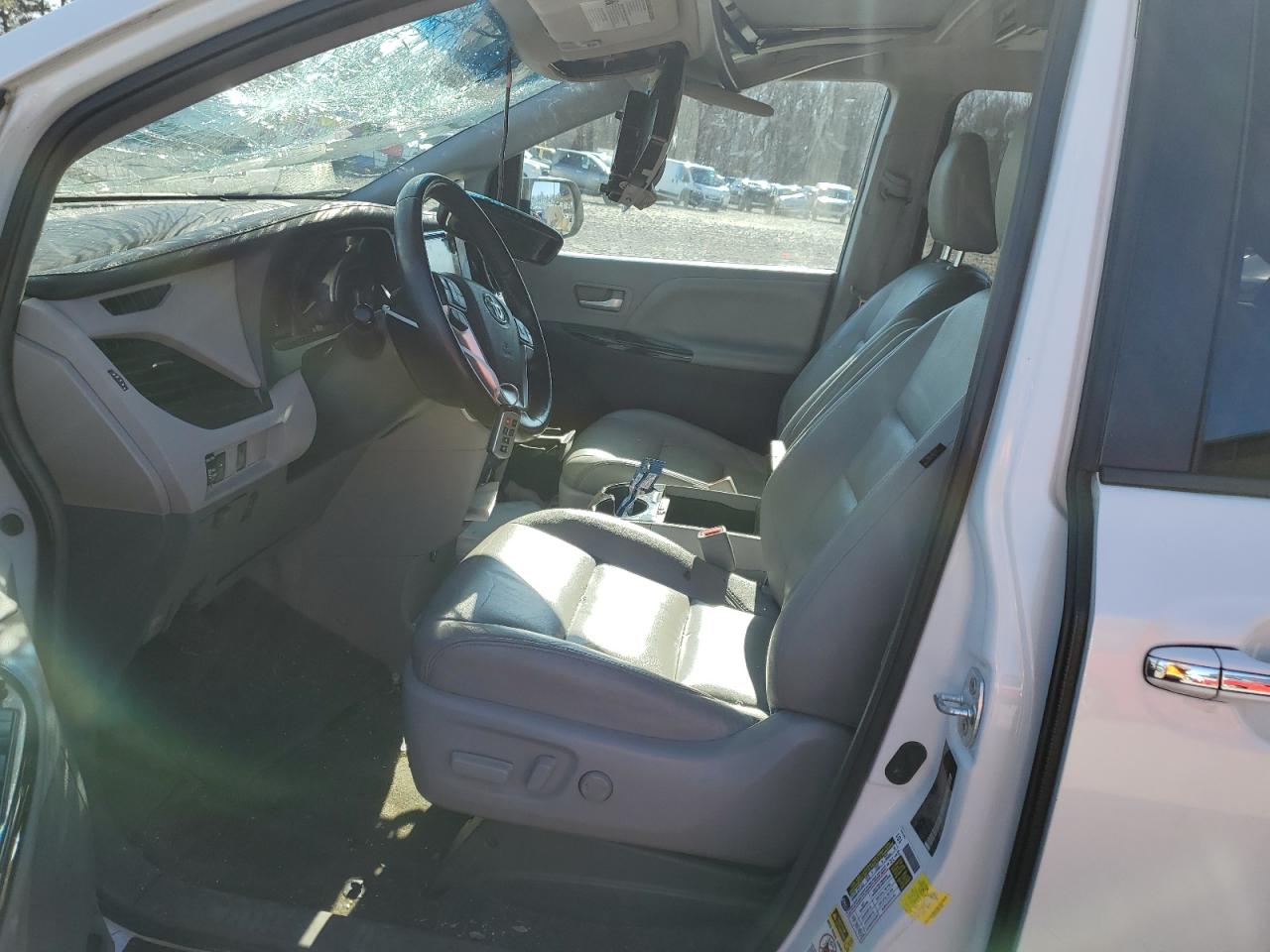 2017 Toyota Sienna - Image 7