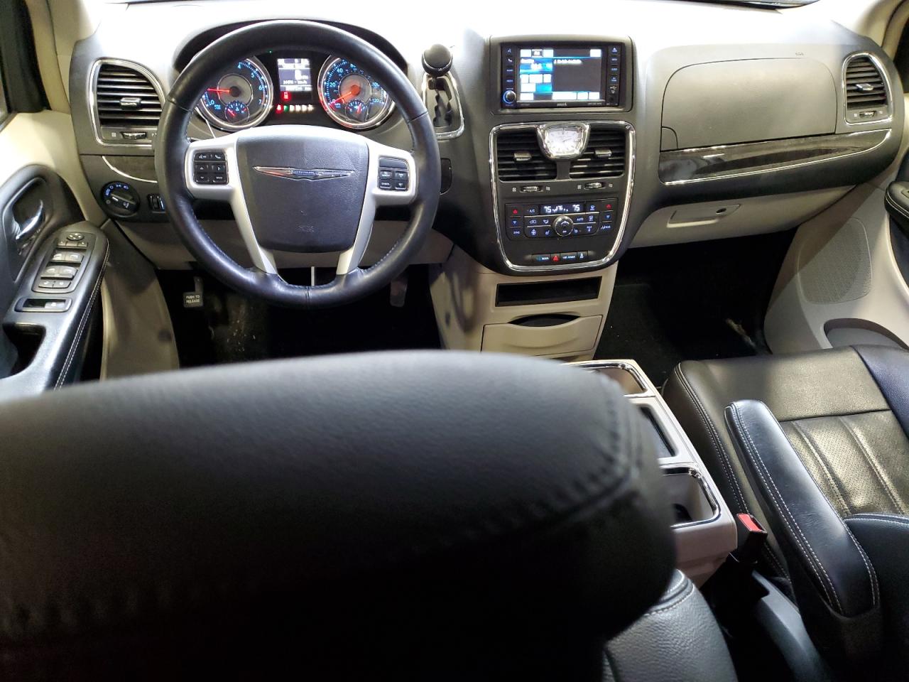 2016 Chrysler Town & Country - Image 8