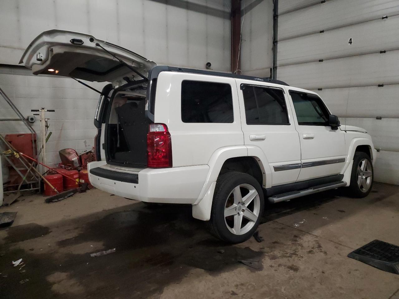 2010 Jeep Commander - Image 3