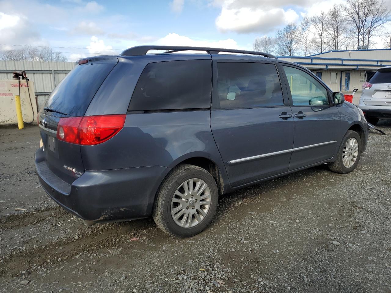 2010 Toyota Sienna - Image 3