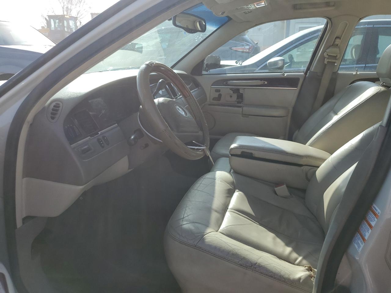 2004 Lincoln Town Car - Image 7
