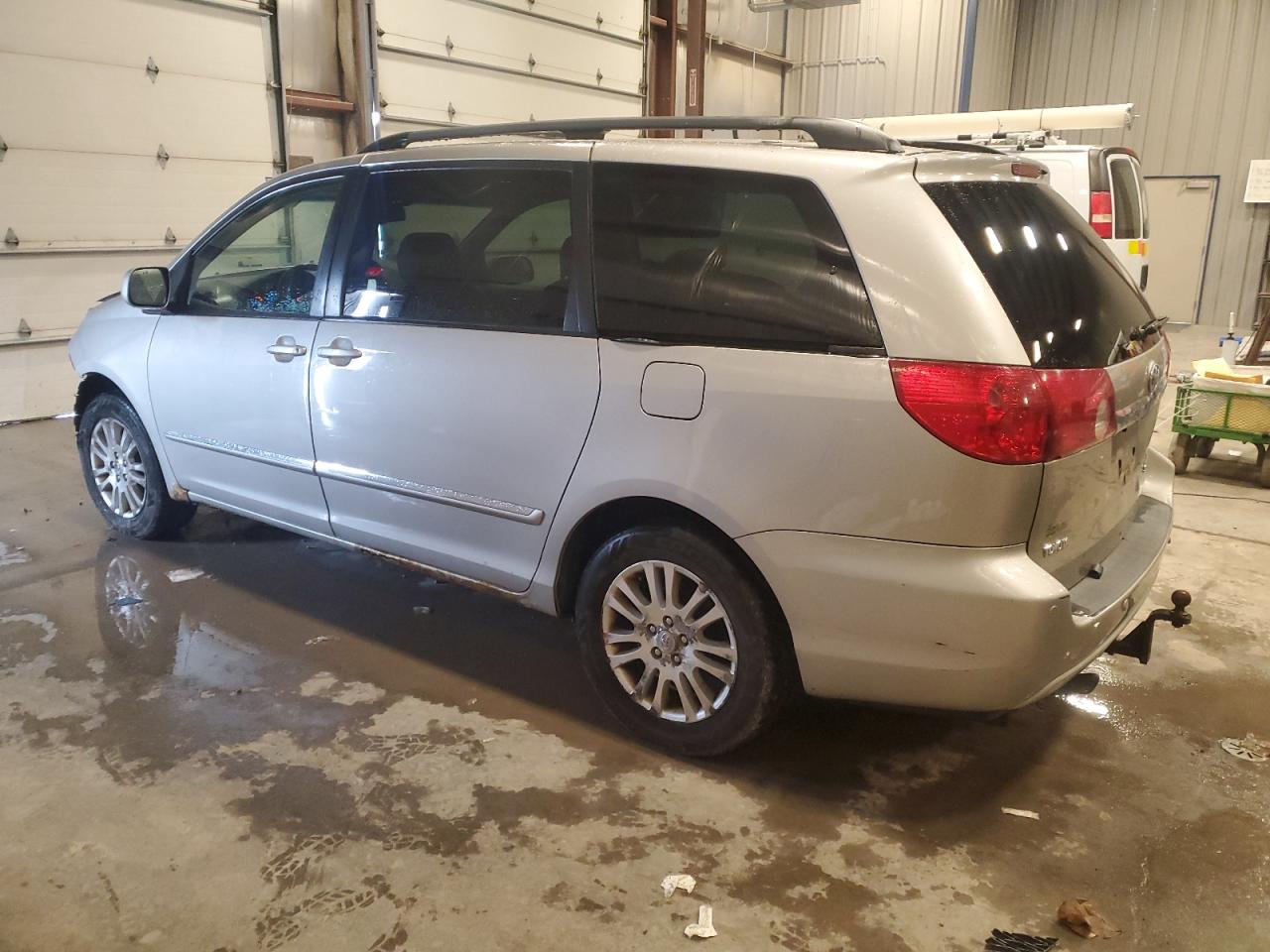 2007 Toyota Sienna - Image 2