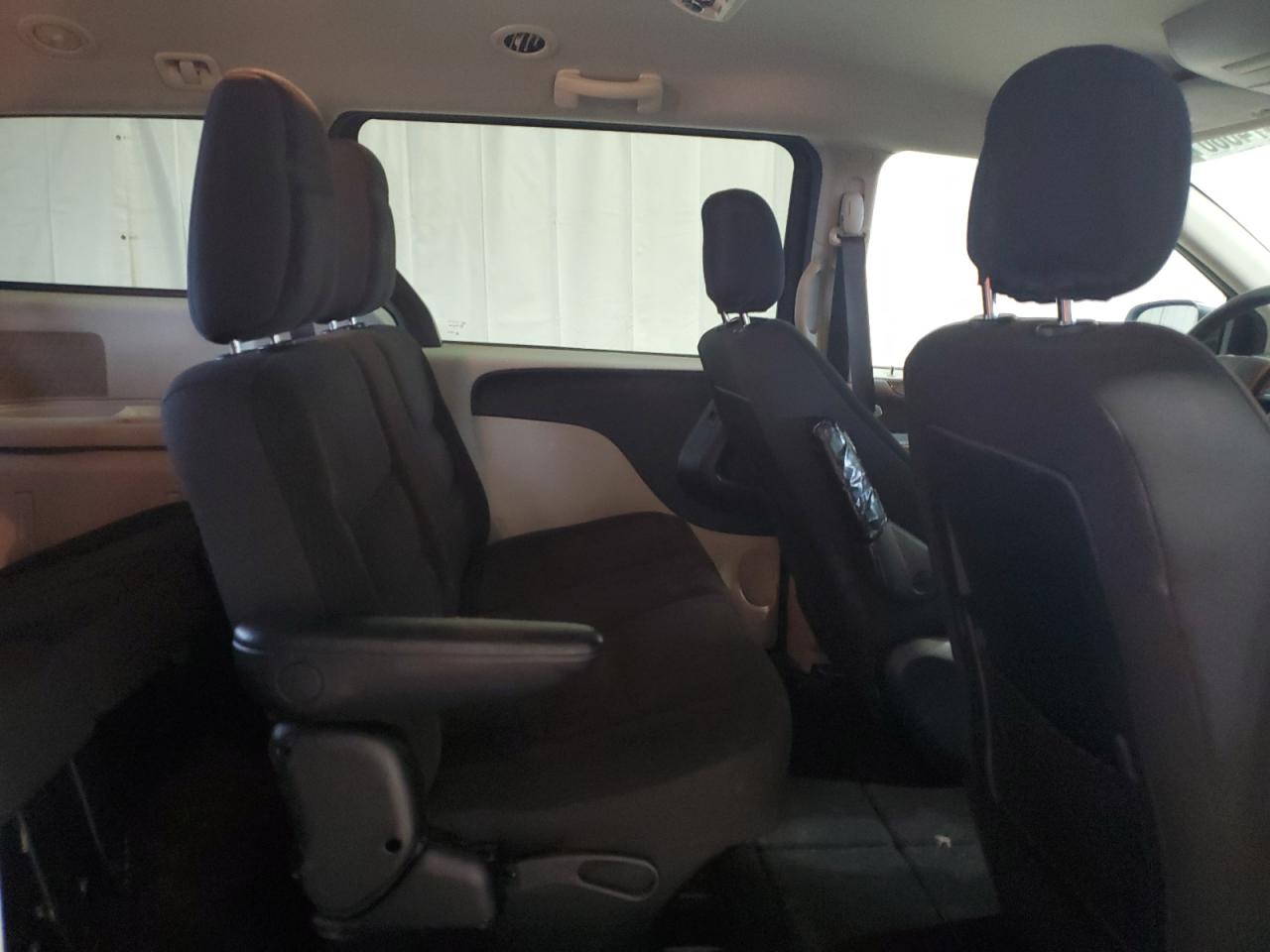 2017 Dodge Caravan - Image 11