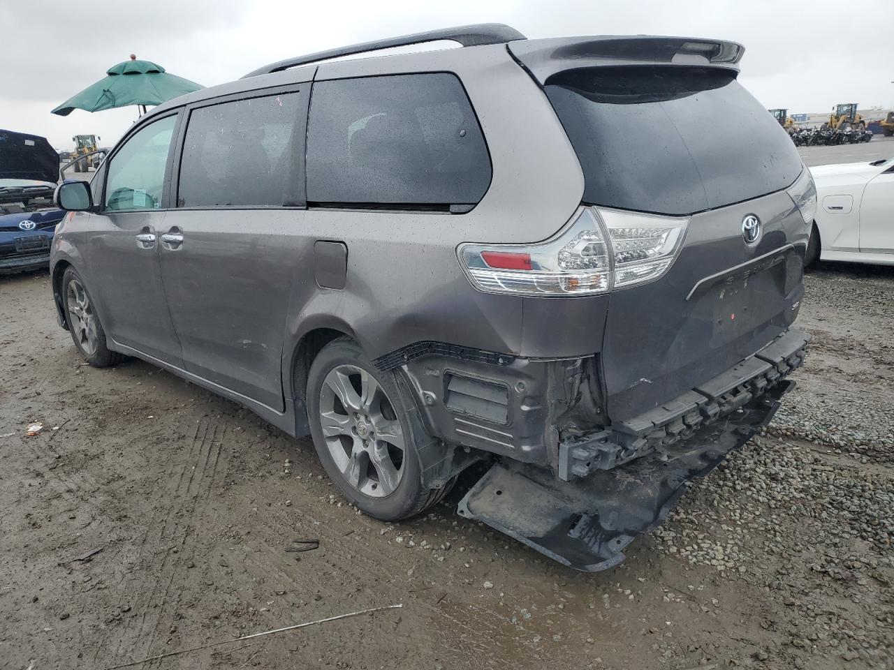 2014 Toyota Sienna - Image 2