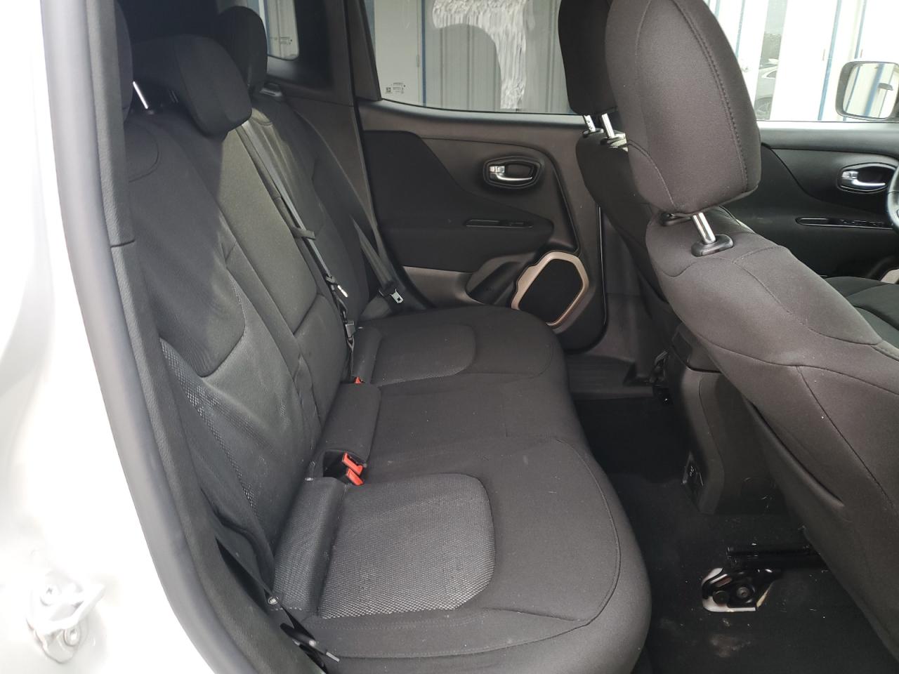 2016 Jeep Renegade - Image 10